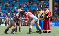 Moğol Güreşçilerin Naadam Bayramı 